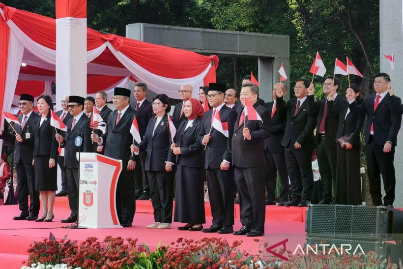 Le gouverneur de la Banque d'Indonésie, Perry Warjiyo, et des responsables de la banque centrale lors de la cérémonie du 80e Jour de l'Indépendance à Jakarta, dimanche 17 août 2025. ANTARA/HO-Bank Indonésie/nbl.