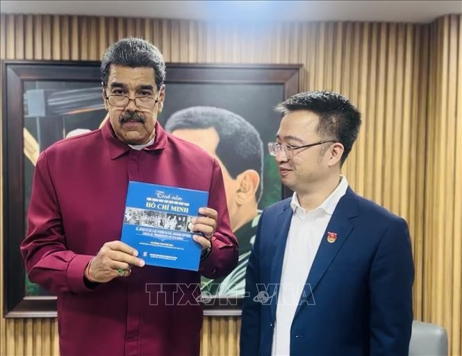 Le président vénézuélien Nicolas Maduro reçoit l'édition espagnole de « L'affection du monde pour le président Ho Chi Minh » des mains de Nguyen Tuong Lam, secrétaire du Comité central de l'Union de la jeunesse communiste Ho Chi Minh. (Photo : Ambassade du Vietnam au Venezuela)