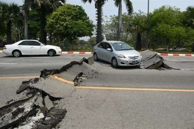 ¨Une route endommagée à Naypyidaw le 28 mars après un tremblement de terre dans le centre du Myanmar (Photo : France 24/VNA)