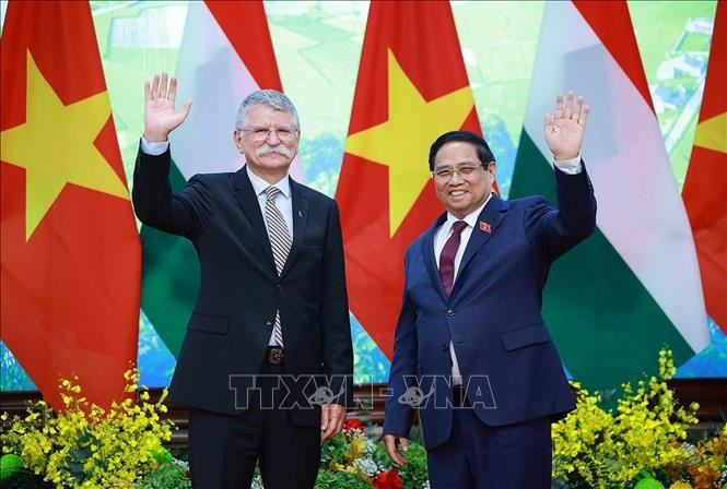 Le Premier ministre Pham Minh Chinh (droite) et e président de l’Assemblée nationale hongroise Kover Laszlo. Photo : VNA