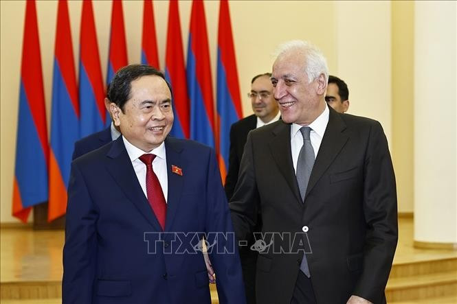Le président arménien Vahagn Khatchatourian (droite) et l'Assemblée nationale du Vietnam, Tran Thanh Man. Photo : VNA