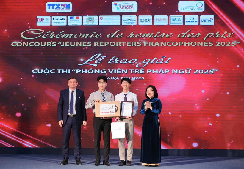 Le groupe d'auteurs reçoit le Premier Prix, remis par le représentant régional pour l'Asie et le Pacifique de l'OIF, Edgar Doerig, et la directrice générale adjointe de la VNA, Doàn Thi Tuyêt Nhung. Photo : CVN