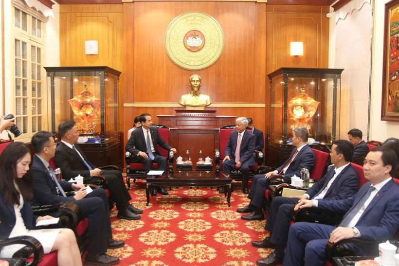 Do Van Chien, membre du Bureau politique, secrétaire du Comité central du Parti et président du Comité central du Front de la Patrie du Vietnam (FPV), a reçu l'ambassadeur de Chine au Vietnam, He Wei, à Hanoï le 20 août. Photo : VNA
