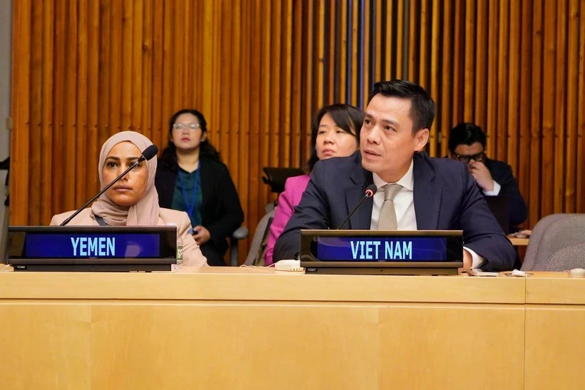 L'ambassadeur Dang Hoang Giang, représentant permanent du Vietnam auprès de l'ONU, prend la parole lors du dialogue. (Photo : VNA)