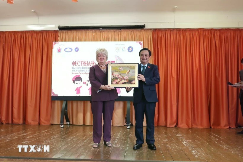 Le vice-président de l'Assemblée nationale du Vietnam, Le Minh Hoan, offre un cadeau au lycée n° 488, dans l’arrondissement de Vyborg, en Russie. Photo : VNA