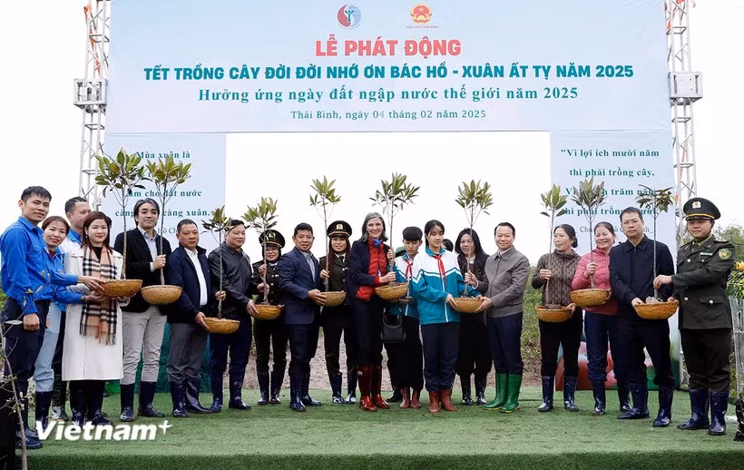 Le ministre Do Duc Duy,Mme Ramla Khalidi, représentante du PNUD au Vietnam, des autorités de la province de Thai Binh lors de la cérémonie de plantation d'arbres du Têt pour se souvenir à jamais de l'Oncle Ho. Photo : Vietnamplus