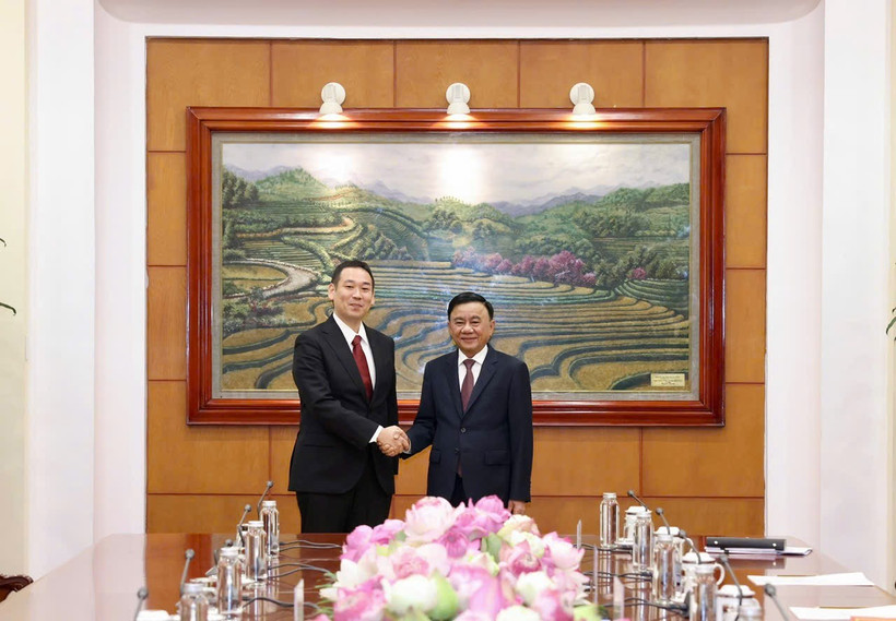 Tran Cam Tu, membre du Bureau politique et membre permanent du Secrétariat du Comité central du Parti communiste du Vietnam (droite) et Tanaka Yu, vice-président du Présidium et chef par intérim du Secrétariat du Parti communiste japonais. Photo : VNA
