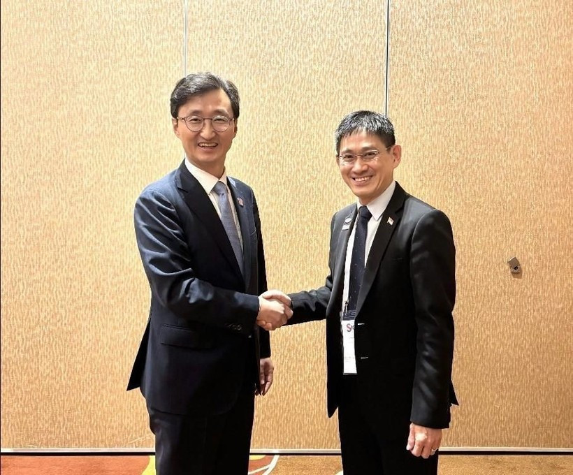 Tee Tae-woo, ambassadeur pour les affaires internationales en cybersécurité (à gauche) et Chua Kuan Seah, directeur général adjoint du développement à l'Agence de cybersécurité de Singapour (Photo : Yonhap)