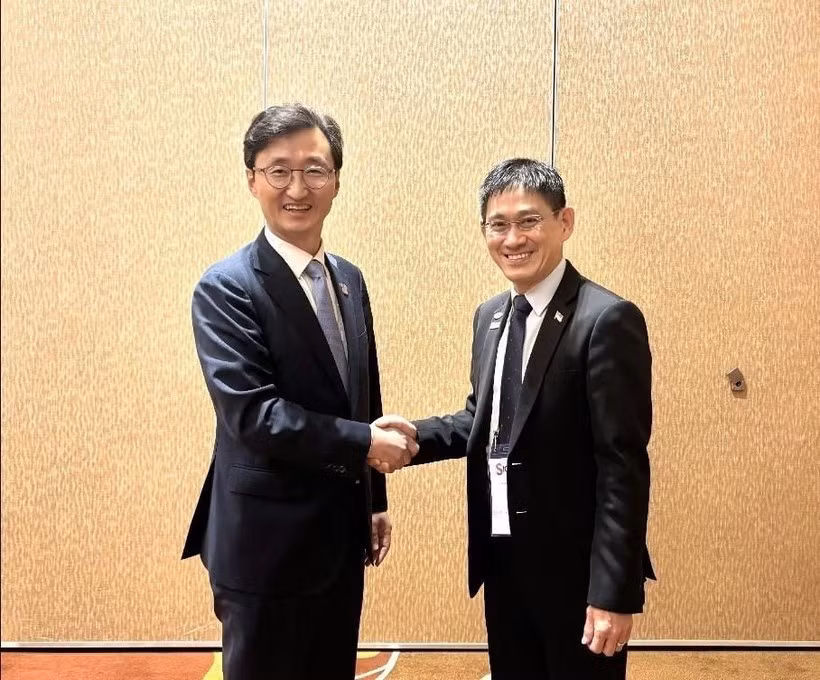 Tee Tae-woo, ambassadeur pour les affaires internationales en cybersécurité (à gauche) et Chua Kuan Seah, directeur général adjoint du développement à l'Agence de cybersécurité de Singapour (Photo : Yonhap)