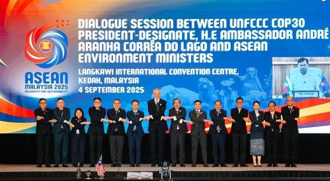 Les ministres de l'environnement de l'ASEAN et l'ambassadeur André Aranha Corrêa do Lago, président désigné de la 30e Conférence des Nations Unies sur les changements climatiques (COP30), posent pour une photo (Photo : VNA)