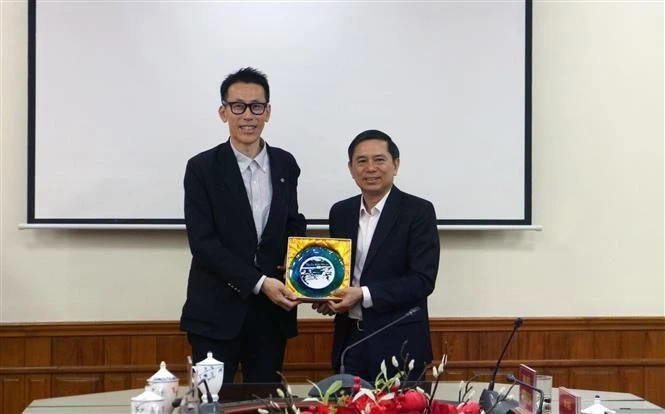 Un représentant du Comité populaire de Ha Nam offre un souvenir à une délégation du Département de l'industrie et du tourisme de la ville de Nagahama, dans la préfecture de Shiga, au Japon. (Photo : VNA)