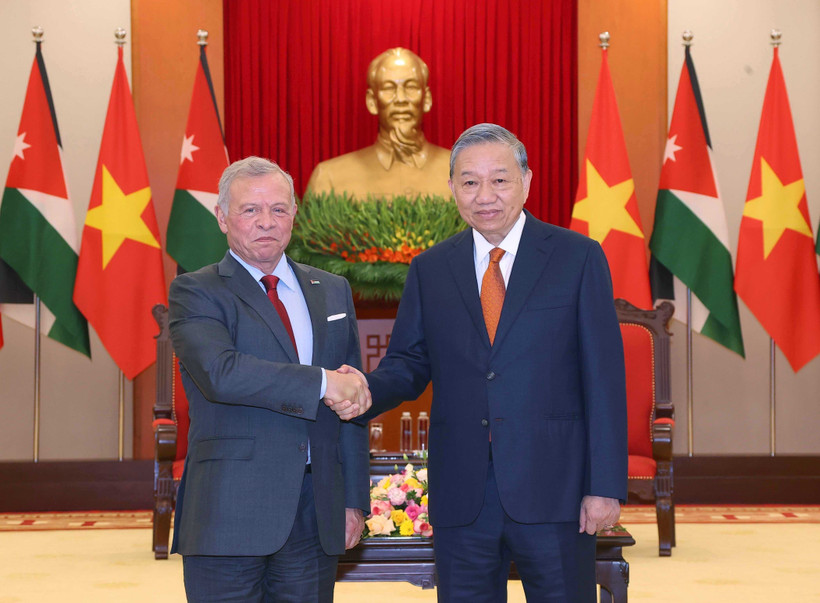 Le secrétaire général du Parti communiste du Vietnam, Tô Lâm, (droite) et le roi de Jordanie Abdullah II Ibn Al-Hussein, en visite officielle au Vietnam. Photo : VNA