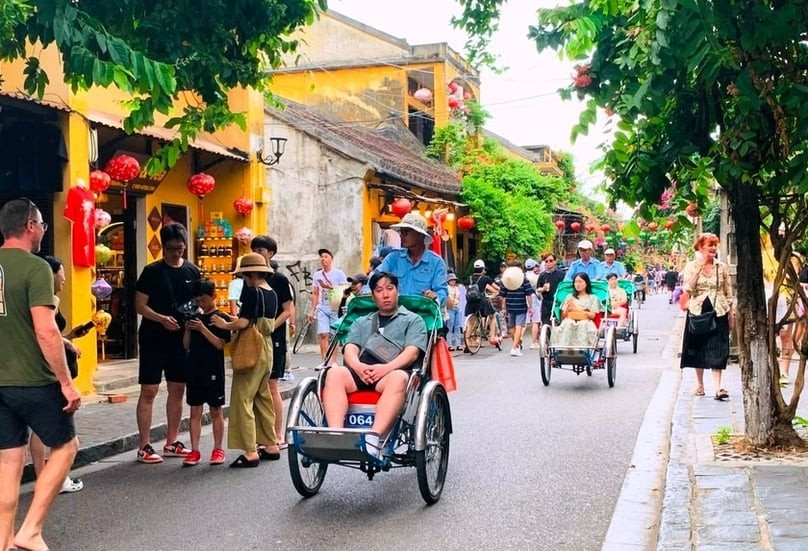 Des touristes dans la vieille ville de Hoi An, au centre du Vietnam. Photo publiée avec l'aimable autorisation du journal Phap luat (Loi).