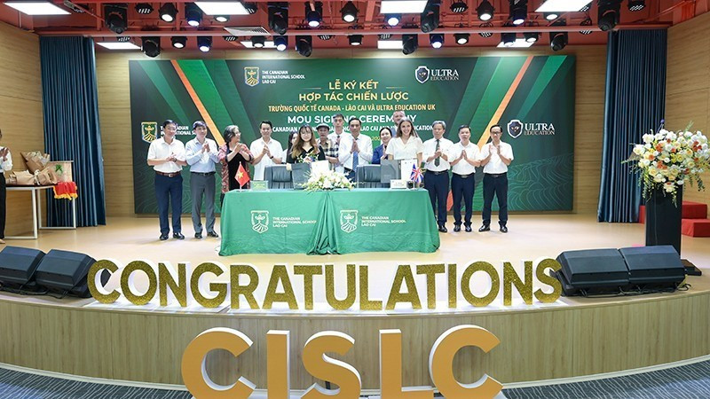 Cérémonie de signature entre CIS Lao Cai et Ultra Education (Photo : nhandan.vn)