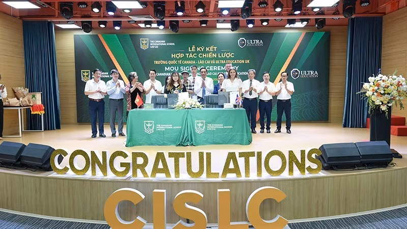 Cérémonie de signature entre CIS Lao Cai et Ultra Education (Photo : nhandan.vn)