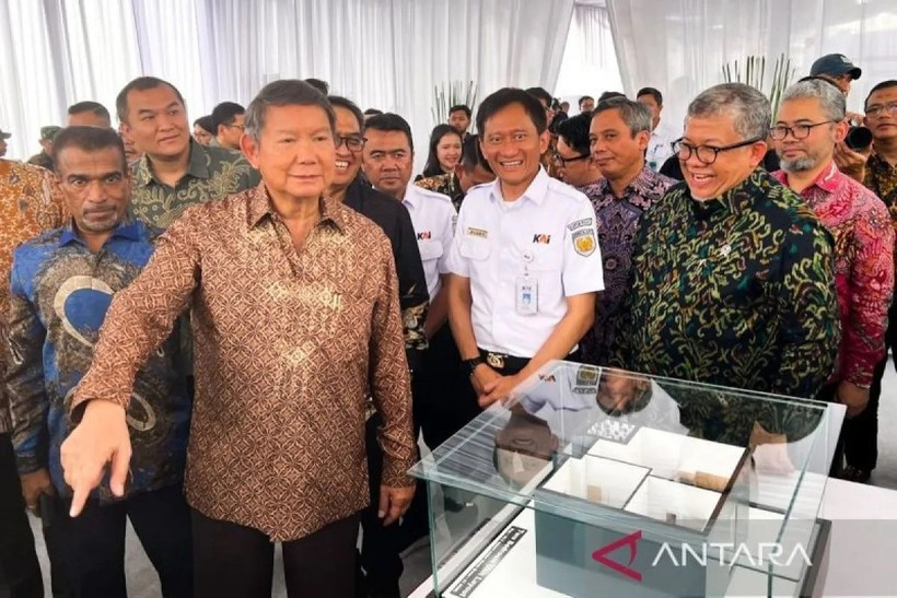 Hashim S. Djojohadikusumo, chef du groupe de travail sur le logement (deuxième à gauche), Fahri Hamzah, vice-ministre du logement et des zones d'habitation (à droite), et Bobby Rasyidin, président-directeur général de PT KAI (deuxième à droite), lors du lancement de la pré-coopération du programme de développement de 3 millions de logements en Indonésie, à Jakarta, le 17 septembre 2025. (Photo : Antara)