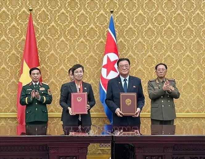 La directrice générale de la VNA, Vu Viet Trang, et le président de la KCNA, Kim Pyong Ho. Photo . VNA