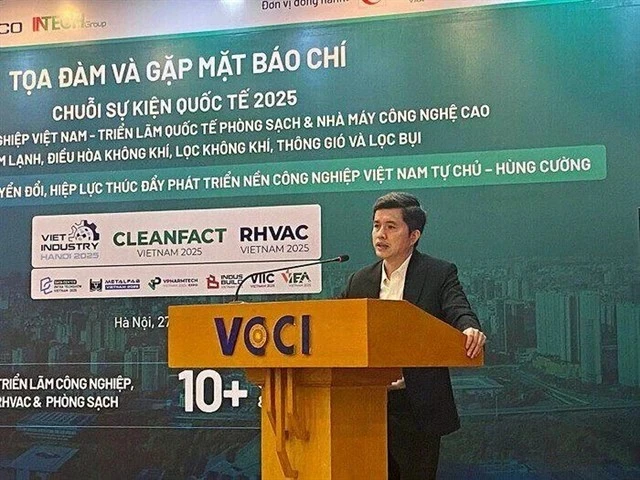 Luong Minh Huan, directeur de l'Institut de développement des entreprises de la Chambre de commerce et d'industrie du Vietnam, s'exprime lors du séminaire. (Photo vnbusiness.vn)
