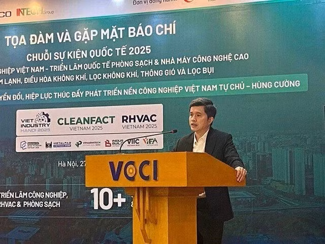 Luong Minh Huan, directeur de l'Institut de développement des entreprises de la Chambre de commerce et d'industrie du Vietnam, s'exprime lors du séminaire. (Photo vnbusiness.vn)