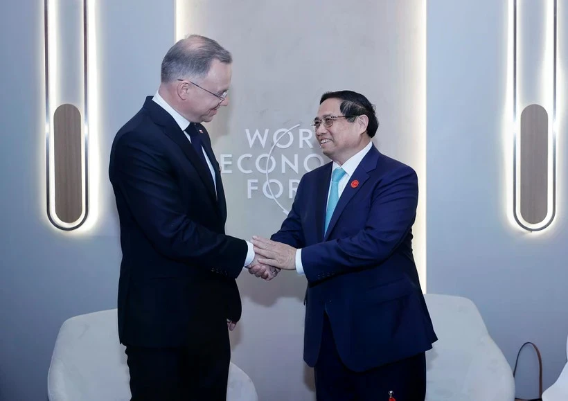 Le Premier ministre Pham Minh Chinh (à droite) rencontre le président polonais Andrzej Duda lors de la 15e réunion annuelle des nouveaux champions du Forum économique mondial (WEF) à Dalian, en Chine, le 25 juin 2024. (Photo : VNA)