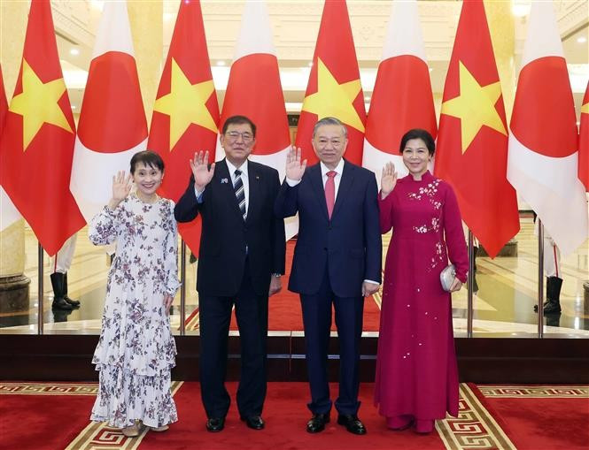 Le secrétaire général du Parti communiste du Vietnam To Lam (deuxième à droite) et son épouse accueillent le Premier ministre japonais Ishiba Shigeru et son épouse à Hanoï le 27 avril. Photo : VNA