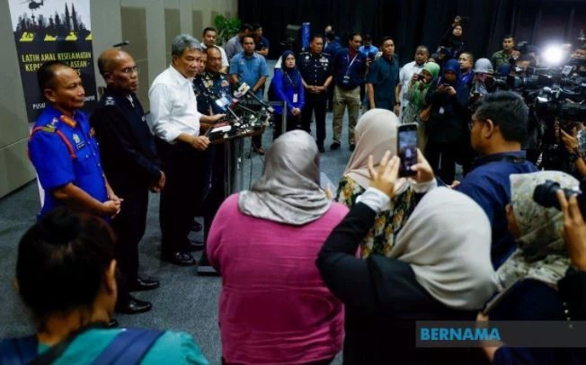 Le ministre malaisien des Affaires étrangères, Datuk Seri Mohamad Hasan, s'adresse à la presse. (Photo : Bernama)