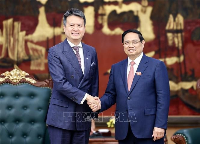 Le Premier ministre Pham Minh Chinh (droite) et le Directeur général de l’Organisation mondiale de la propriété intellectuelle (OMPI), Daren Tang. Photo : VNA