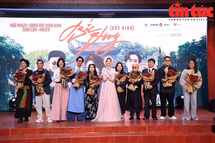 Le vidéoclip "Bac Bling", un jeu de mots inspiré de Bac Ninh, interprété par la chanteuse Hòa Minzy, a récemment été dévoilé et s’est rapidement hissé parmi les tendances mondiales après avoir été massivement partagé sur les réseaux sociaux. Photo : journal Tin tuc