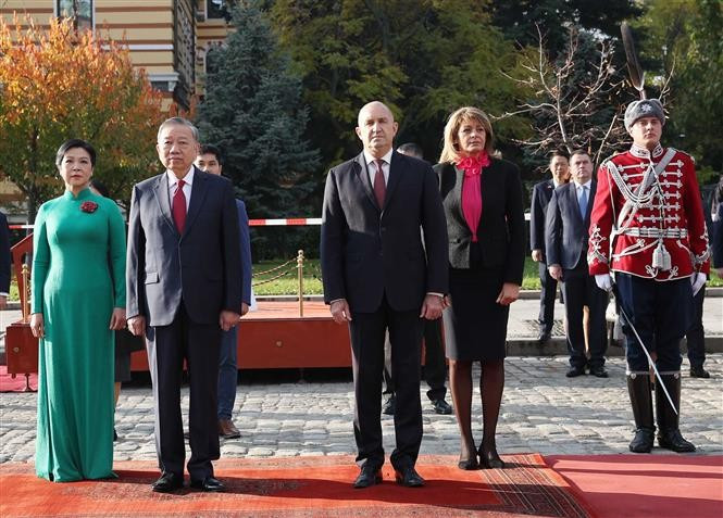 Le président bulgare Roumen Radev et son épouse (droite) président, le 23 octobre, à Sofia, une cérémonie d'accueil solennelle en l'honneur du secrétaire général du Parti communiste du Vietnam, Tô Lâm, et de son épouse, Ngô Phuong Ly, Photo . VNA