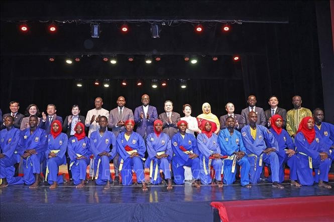 Les dirigeants ont assisté à des démonstrations d’arts martiaux exécutées par les pratiquants de la Fédération sénégalaise de Vovinam. Photo : VNA