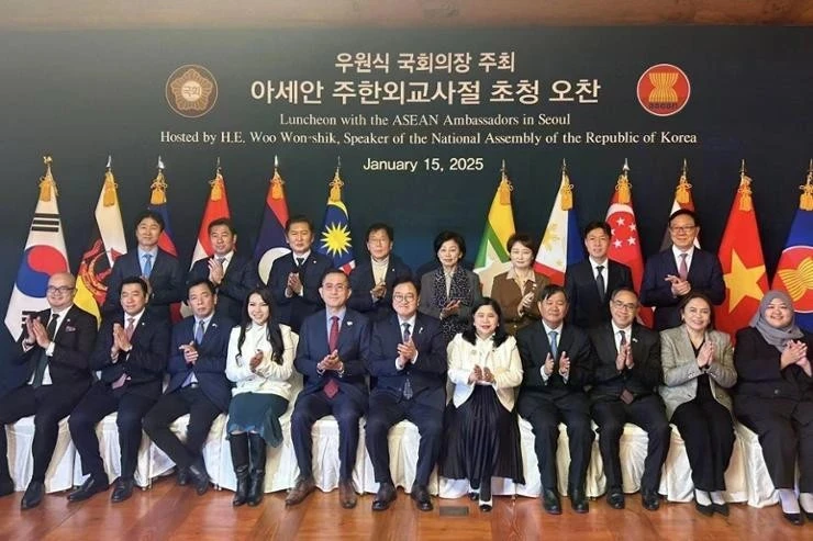 Le président de l'Assemblée nationale, Woo Won-shik (au premier rang, au centre), pose avec les envoyés des pays membres de l'ASEAN et des représentants du gouvernement lors d'un déjeuner à Séoul. (Photo : avec l'aimable autorisation de l'ambassadeur thaïlandais Tanee Sangrat sur X)