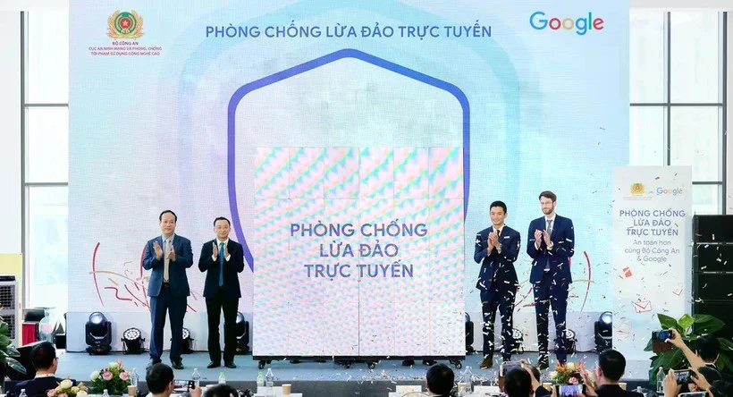 Des représentants du ministère de la Sécurité publique et de Google lors de l'événement du 26 juin. (Photo : gracieuseté de l'organisateur)