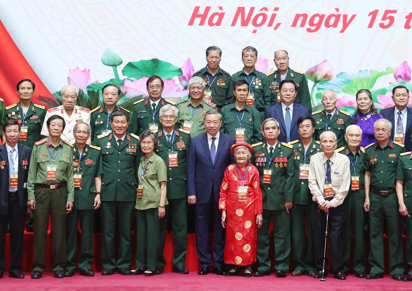 Le leader du PCV Tô Lâm rencontre d’anciens combattants et des personnes méritantes du Nord. Photo / VNA