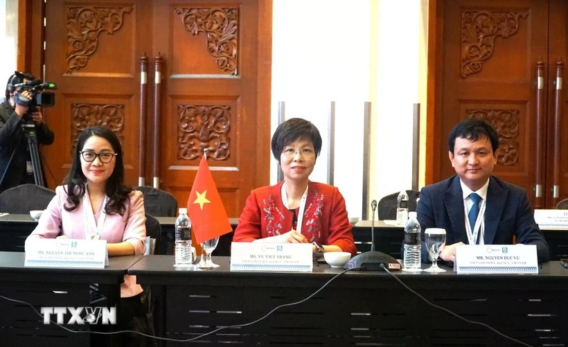 La directrice générale de la VNA, Vu Viet Trang (centre) lors de la réunion. Photo : VNA