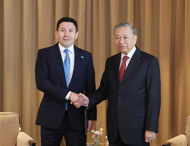 Le secrétaire général du Parti communiste du Vietnam (PCV) To Lam (droite) et le directeur général du Fonds national d'investissement du Kazakhstan. Photo : VNA