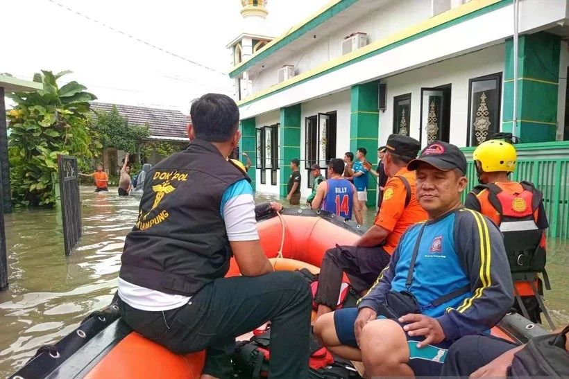 Le ministère indonésien des Affaires sociales distribue de l'aide aux habitants touchés par les inondations dans la ville de Bandar Lampung et dans les régions environnantes. (Photo : ANTARA)