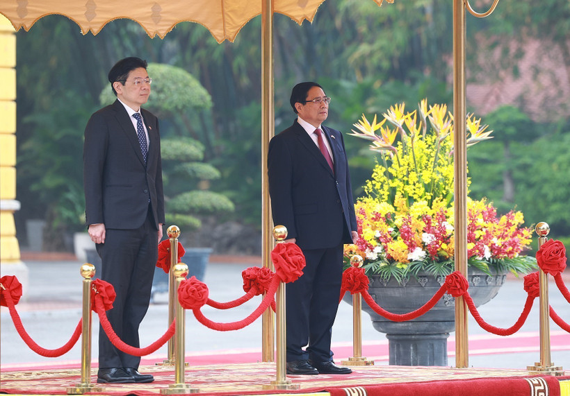 Le Premier ministre Pham Minh Chinh a présidé, le matin du mercredi 26 mars à Hanoï, la cérémonie d’accueil officielle en l’honneur de son homologue singapourien, Lawrence Wong en visite officielle au Vietnam les 25 et 26 mars. Photo : VNA
