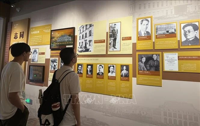 Des visiteurs lors de l'exposition. Photo : VNA