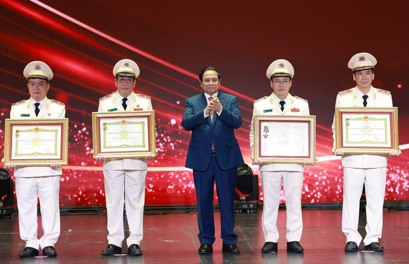 À l’occasion du 80e anniversaire de sa fondation, la Police populaire s’est vue décerner pour la cinquième fois l’Ordre de l’Étoile d’or – la plus haute distinction honorifique de l’État vietnamien. Phôt : VNA