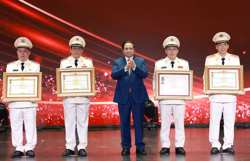À l’occasion du 80e anniversaire de sa fondation, la Police populaire s’est vue décerner pour la cinquième fois l’Ordre de l’Étoile d’or – la plus haute distinction honorifique de l’État vietnamien. Phôt : VNA