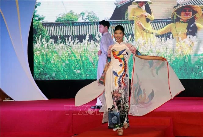 Quang Ninh : une exposition met en lumière l'évolution de l'ao dai à travers l'histoire