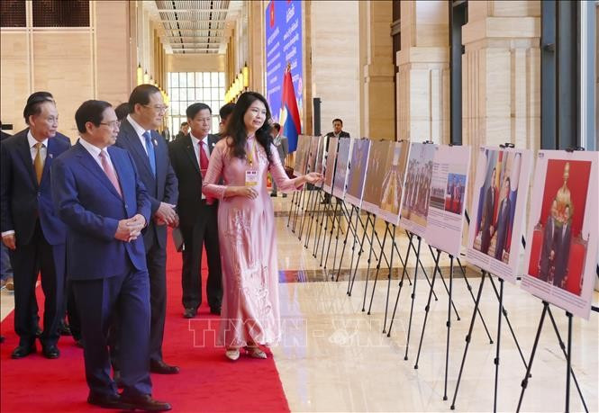 Le Premier ministre vietnamien Pham Minh Chinh et son homologue lao Sonexay Siphandone lors de l'exposition de photos. Photo : VNA