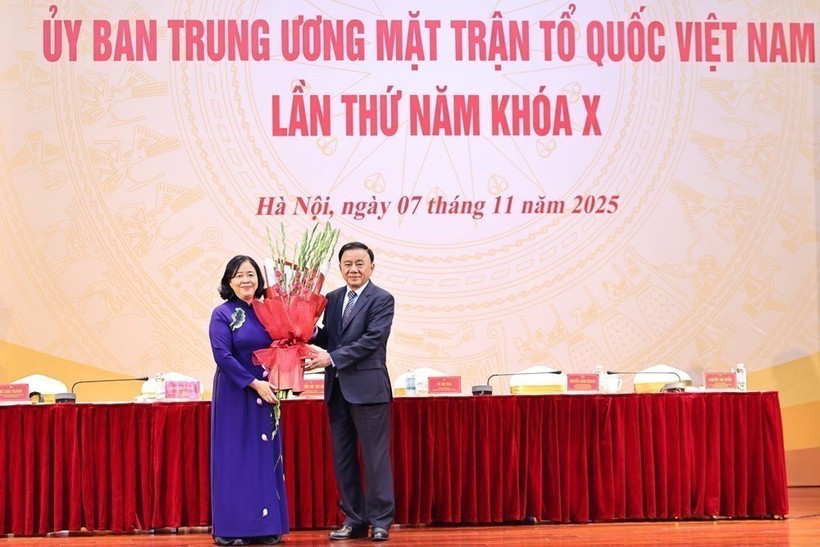 Tran Cam Tu (à droite), membre du Politburo et membre permanent du Secrétariat du Comité central du Parti, félicite Bui Thi Minh Hoai pour son élection à son nouveau poste. (Photo : VNA)