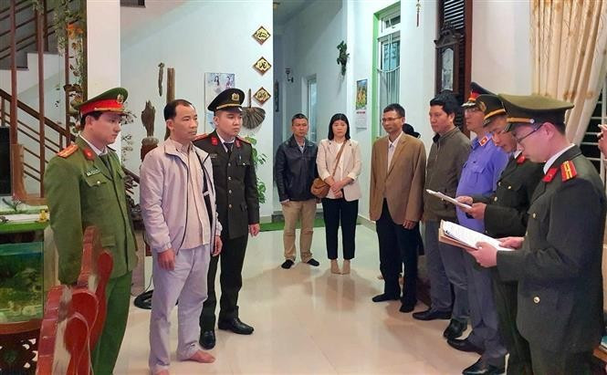 Le service d'enquête de la police d’Huê (Centre), a officiellement annoncé la poursuite et la détention provisoire de Nguyen Xuan Binh, un habitant né en 1976, pour activités présumées visant à renverser le gouvernement populaire.. Photo : VNA