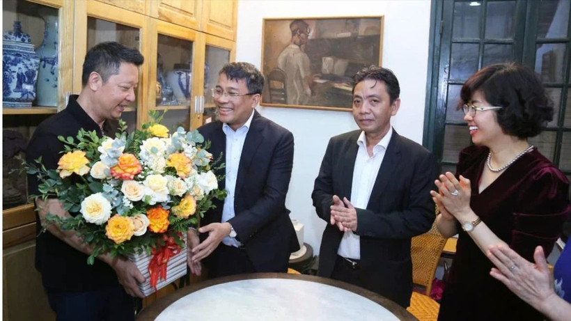 Le vice-ministre permanent des Affaires étrangères, Nguyen Minh Vu, président du Comité national du Vietnam pour l'UNESCO, a rendu visite au professeur et chef d'orchestre Le Phi Phi, fils du regretté musicien Hoang Van, et l'a félicité à l'occasion de l'inscription officielle de la collection Hoang Van au Registre Mémoire du monde de l'UNESCO. Photo : VNA