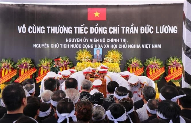 Cérémonie d’inhumation de l’ancien président Tran Duc Luong à Quang Ngai. Photo : VNA