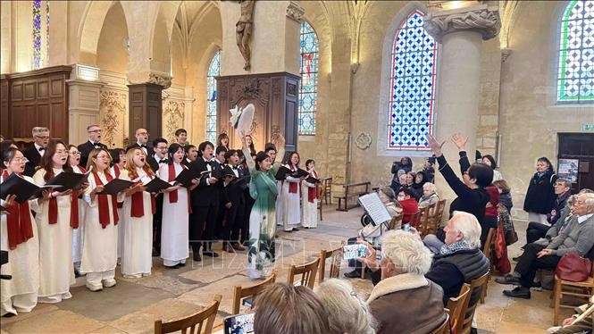 Le Comité de Villejuif pour le Village de l’Amitié de Van Canh (Comité de Villejuif), situé dans le département du Val-de-Marne, a organisé le 26 octobre un concert intitulé « Chants et danses du Vietnam » à l’église Saint-Cyr–Sainte-Julitte. Photo : VNA
