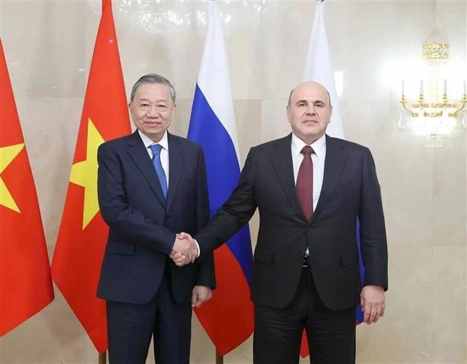Le secrétaire général du Parti communiste du Vietnam, To Lam (gauche) et le Premier ministre russe Mikhaïl Michoustine. Photo : VNA
