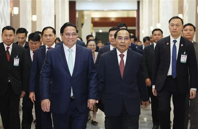 Le Premier ministre Pham Minh Chinh (gauche) et le vice-président de l'État lao Bounthong Chitmany. Photo : VNA