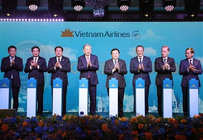 Le SG du Parti To Lam (5e à droite) lors de la cérémonie de l'inauguration du vol direct Hanoï-Moscou (Photo : VNA)